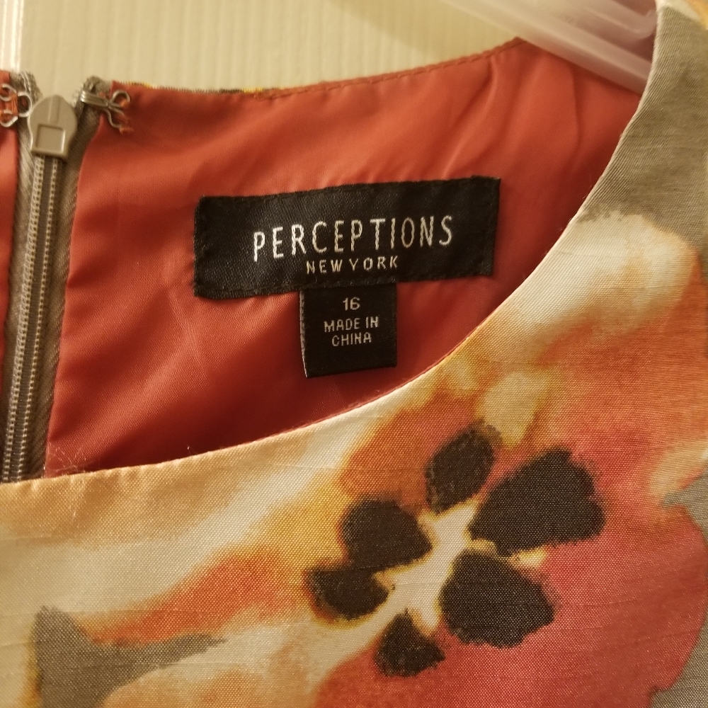 Women's dresses - Picture 12 of 16